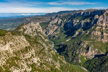 Verdon Gorge, Gorges du Verdon, Fransız Alpleri, Provence, Fransa 'da turkuaz yeşili kıvrımlı nehir ve yüksek kireçtaşı kayalarıyla ünlü kanyonun muhteşem manzarası.