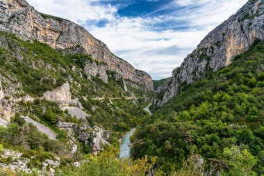 Verdon Gorge, Gorges du Verdon, Fransız Alpleri, Provence, Fransa 'da turkuaz yeşili kıvrımlı nehir ve yüksek kireçtaşı kayalarıyla ünlü kanyonun muhteşem manzarası.