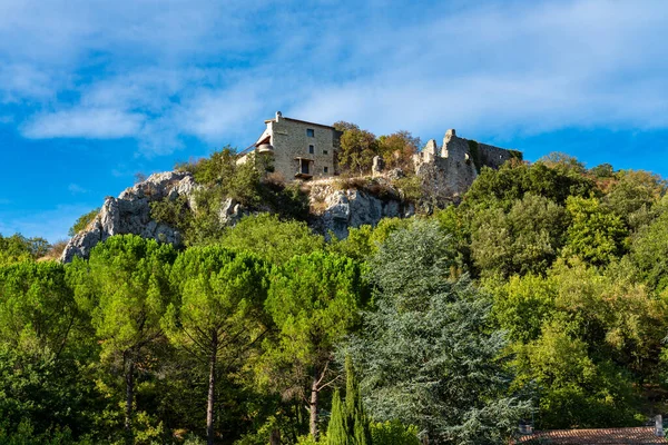 Stare Ruiny Pobliżu Wioski Vallon Pont Arc Gór Ardeche Francji — Zdjęcie stockowe