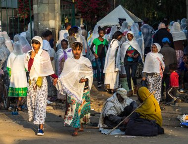 Addis Ababa, Etiyopya - Şubat 04, 2020: Miskaye Hizunan Medhanealem Kilisesi 'ndeki Etiyopya Ortodoks halkı