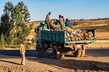 Aksum, Etiyopya - Şubat 08, 2020: Etiyopya halkı Axum 'dan Simien dağlarına, Kuzey Etiyopya, Afrika.