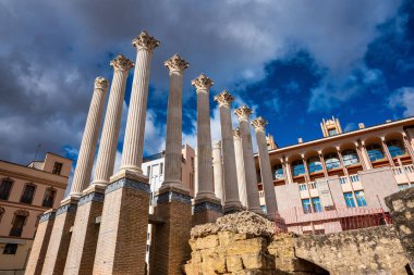 Roma tapınağının kalan sütunları, Cordoba 'nın tempo romanosu, Endülüs, İspanya