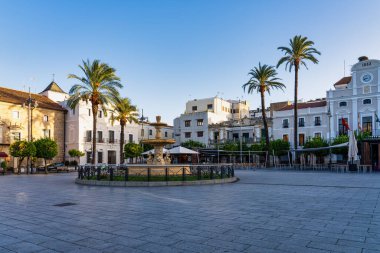 Merida, İspanya - 05 Kasım 2019: İspanya Meydanı, Plaza de Espana, belediye binası arka planda. Merida İspanya 'nın Extremadura kentinin yönetim başkentidir.