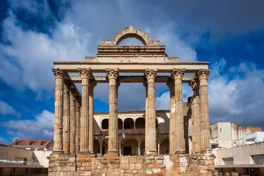 Merida, İspanya - 5 Kasım 2019: İspanya 'nın Badajoz eyaletinde bulunan Diana' nın Roma tapınağı.