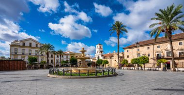 Merida, İspanya - 11 Kasım 2019: İspanya Meydanı, Kasaba Binası arka planda, Plaza de Espana. Merida İspanya 'nın Extremadura kentinin yönetim başkentidir.