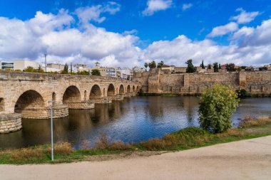 Merida, İspanya - 05 Kasım 2019: Puente Romano, Merida 'daki Roma Köprüsü. Merida 'daki Guadiana Nehri üzerinde kalan en uzun Roma köprüsü. Arka planda Alcazaba 'yı görüyoruz..