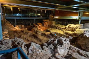 Merida, İspanya - 05 Kasım 2019: Santa Eulalia Mahzeni. Merida 'daki Santa Eulalia Bazilikası' nın altında bulunan antik Paleohristiyan mezarlığı. Extremadura. İspanya.