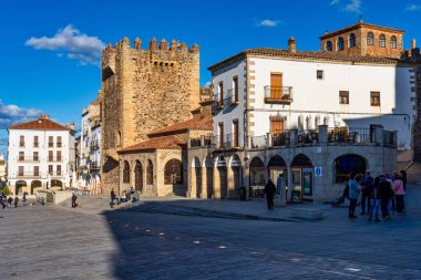 Caceres, İspanya - 08 Kasım 2019: Plaza belediye başkanı, Caceres, Extremadura İspanya 'da dükkanları, kafeleri ve restoranları olan ana meydan