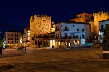 Caceres, İspanya - 08 Kasım 2019: Bujaco Kulesi, Torre de Bujaco gece Caceres Ana Meydanı, Extremadura, İspanya Şehrin en önemli kulesi ve sembollerinden biri.