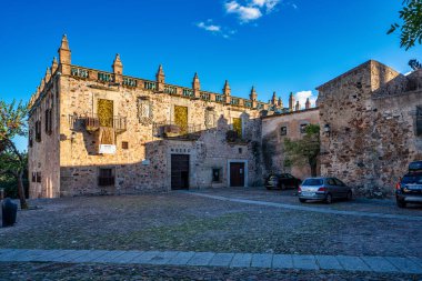 Caceres, İspanya - 08 Kasım 2019: Extremadura 'daki Caceres Müzesi. Görüntü: Halka açık kattan