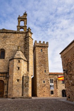 Caceres, İspanya - 09 Kasım 2019: İspanya 'nın Extremadura bölgesindeki Las Ciguenas Sarayı Kulesi