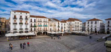 Caceres, İspanya - 09 Kasım 2019: Plaza Belediye Başkanı, Caceres, Extremadura İspanya 'da dükkanları, kafeleri ve restoranları olan ana meydan