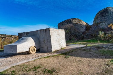 Malpartida de Caceres, İspanya - 10 Kasım 2019: Wolf Vostell tarafından Barruecos, Malpartida de Caceres, Extremadura, İspanya.