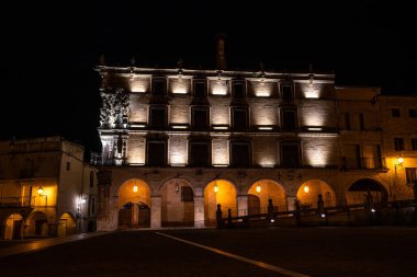 Trujillo, İspanya - 12 Kasım 2019: Gece Fetih Sarayı, Palacio de la Conquista Trujillo, Caceres, Extremadura İspanya.