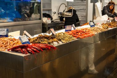 Cadiz, İspanya - 16 Kasım 2019: Cadiz şehir merkezindeki markette alışveriş, Mercado Central de Abastos. Cadiz, Endülüs, İspanya.