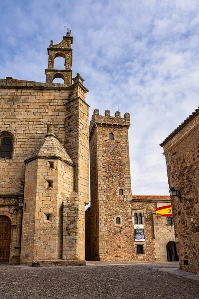 Caceres, İspanya - 09 Kasım 2019: İspanya 'nın Extremadura bölgesindeki Las Ciguenas Sarayı Kulesi