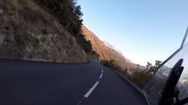 Fransız kırsalında. Col de Rousset: Vercors tepelerinden, Marly tepelerinden ve Val de Drome vadisinden geç..