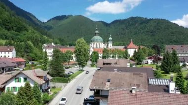 Ettal Abbey 'in ana cephesi, Kloster Ettal Ettal, Almanya' nın Bavyera kasabasındaki Benedikt manastırı Oberammergau yakınlarında..