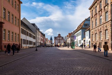 Speyer, Almanya - 14 Mar 2020: The Old Gate Altpoertel in Speyer, Almanya ortaçağ şehir kapısı. Şehrin eski duvarları ve kapılarındaki 68 kuleden birisidir. Eski Darphanenin önünde