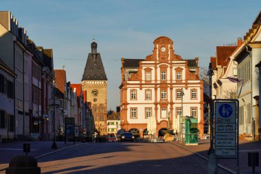 Speyer, Almanya - 15 Mar 2020: The Old Gate Altpoertel in Speyer, Almanya ortaçağ şehir kapısı. Şehrin eski duvarları ve kapılarındaki 68 kuleden birisidir. Eski Darphanenin önünde
