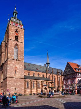 Neustadt, Almanya - 15 Mart 2020: Neustadt Pazar Meydanı 'ndaki Üniversite Kilisesi, Rhineland-Palatinate, Almanya.