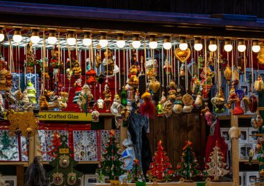 Münih, Almanya - 05 Aralık 2019: Münih 'teki güzel Noel pazarı - Bavyera - Almanya, Avrupa