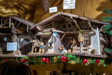 Münih, Almanya - 18 Aralık 2019: Münih 'teki güzel Noel pazarı - Bavyera - Almanya, Avrupa