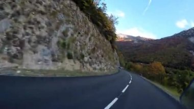 Fransız kırsalında. Col de Rousset: Vercors tepelerinden, Marly tepelerinden ve Val de Drome vadisinden geç..