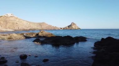 Cabo de Gata Nijar Park 'ın Rocky Sahili, Almerya, İspanya. Endülüs en büyük koruma alanı.