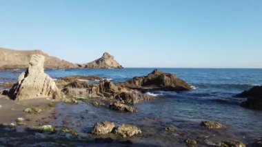 Cabo de Gata Nijar Park 'ın Rocky Sahili, Almerya, İspanya. Endülüs en büyük koruma alanı.