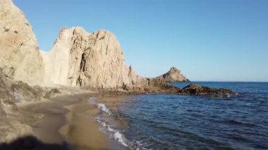 Cabo de Gata Nijar Park 'ın Rocky Sahili, Almerya, İspanya. Endülüs en büyük koruma alanı.