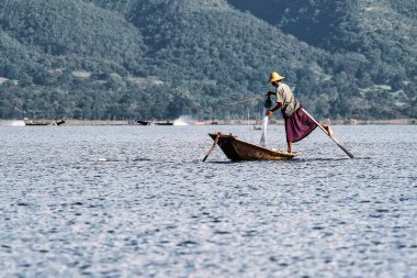 Mayanmar 'daki Inle Gölü' nde geleneksel tek bacaklı Fisher, Asya 'daki eski Burma