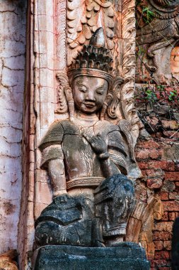 Mavi gökyüzü üzerinde Shwe Indein Pagoda 'nın antik harabeleri. Indein Köyü, Inle Gölü, Shan Eyaleti, Myanmar, Burma