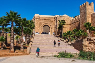 Rabat, Fas - 13 Ekim 2019: Udayas 'lı Kasbah, Rabat' taki Almohad kapısı ile güçlendirilmiş duvarın güneybatı kısmı olan Oudaias veya Oudayas 'ı da heceledi.