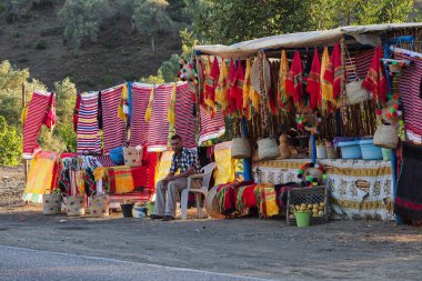Fes, Fas - 14 Ekim 2019: Kırsal kesimde haftalık Berber Çarşısı pazarı manzarası. Fes 'in dışındaki haftalık çarşıda yerel halkın hareketli bir görüntüsü.
