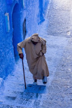 Chefchaouen, Fas - 14 Ekim 2019: Kuzeybatı Fas 'ta bir şehir olan Mavi Chefchaouen veya Chaouen' de sokak yaşamı. Mavinin tonlarında binalarıyla ünlüdür.