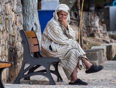 Chefchaouen, Fas - 14 Ekim 2019: Kuzeybatı Fas 'ta bir şehir olan Mavi Chefchaouen veya Chaouen' de sokak yaşamı. Mavinin tonlarında binalarıyla ünlüdür.