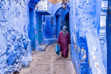 Chefchaouen, Fas - 14 Ekim 2019: Kuzeybatı Fas 'ta bir şehir olan Mavi Chefchaouen veya Chaouen' de sokak yaşamı. Mavinin tonlarında binalarıyla ünlüdür.