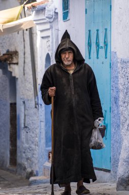 Chefchaouen, Fas - 14 Ekim 2019: Kuzeybatı Fas 'ta bir şehir olan Mavi Chefchaouen veya Chaouen' de sokak yaşamı. Mavinin tonlarında binalarıyla ünlüdür.