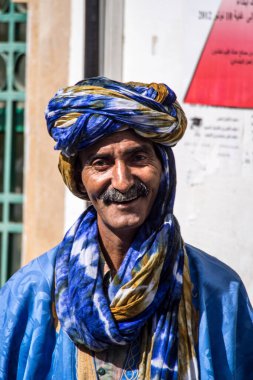 Chefchaouen, Fas - 14 Ekim 2019: Kuzeybatı Fas 'ta bir şehir olan Mavi Chefchaouen veya Chaouen' de sokak yaşamı. Mavinin tonlarında binalarıyla ünlüdür.