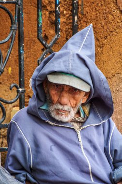 Chefchaouen, Fas - 14 Ekim 2019: Kuzeybatı Fas 'ta bir şehir olan Mavi Chefchaouen veya Chaouen' de sokak yaşamı. Mavinin tonlarında binalarıyla ünlüdür.
