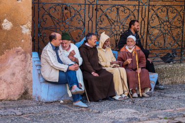 Chefchaouen, Fas - 14 Ekim 2019: Kuzeybatı Fas 'ta bir şehir olan Mavi Chefchaouen veya Chaouen' de sokak yaşamı. Mavinin tonlarında binalarıyla ünlüdür.