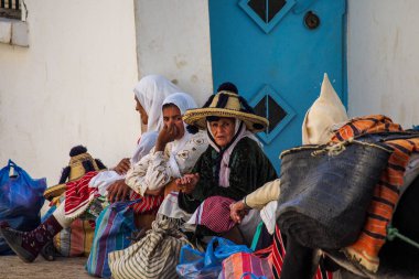 Fes, Fas - 14 Ekim 2019: Kırsal kesimde haftalık Berber Çarşısı pazarı manzarası. Fes 'in dışındaki haftalık çarşıda yerel halkın hareketli bir görüntüsü.