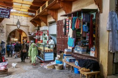 Fes, Fas - 15 Ekim 2019: Eski Fas Medine 'deki tipik sokak pazarı, Afrika' daki Fas
