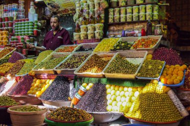 Meknes, Fas - 16 Ekim 2019: Meksika 'da geleneksel pazar, Afrika' da Fas.
