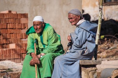 Fes, Fas - 16 Ekim 2019: Bab Boujloud 'da oturan iki yaşlı adam, ya da yaşlı Medina Fez El Bali' nin Mavi Kapısı.