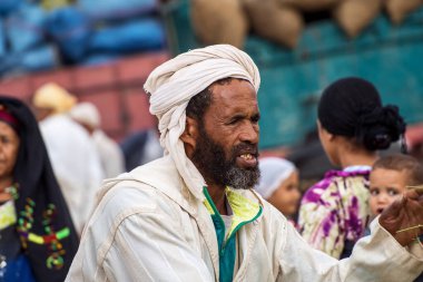 Erfoud, Fas - 19 Ekim 2019: Bin Kasbalı Yolu 'nun yerel sakinleri sokaklarda, Fas, Afrika' da faaliyetlerinde bulundu.