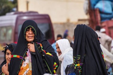 Erfoud, Fas - 19 Ekim 2019: Bin Kasbalı Yolu 'nun yerel sakinleri sokaklarda, Fas, Afrika' da faaliyetlerinde bulundu.