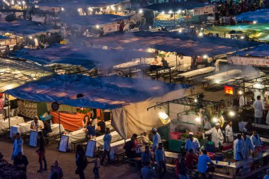Marakeş, Fas - 21 Ekim 2019: Jemaa el Fna pazar meydanı Koutoubia camisi, Marakeş, Fas, Kuzey Afrika. Jemaa el-Fnaa, Marakeş 'in Medine' sinde ünlü bir meydan ve pazar yeridir.