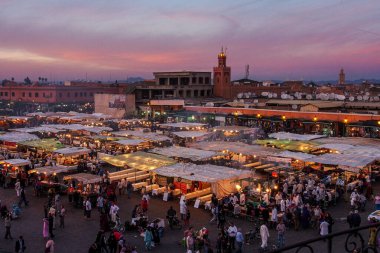 Marakeş, Fas - 21 Ekim 2019: Jemaa el Fna pazar meydanı Koutoubia camisi, Marakeş, Fas, Kuzey Afrika. Jemaa el-Fnaa, Marakeş 'in Medine' sinde ünlü bir meydan ve pazar yeridir.
